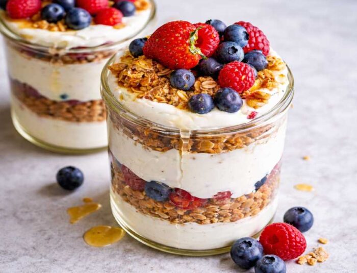 Greek Yogurt Parfait Dessert Cantik, Rendah Kalori, dan Bergizi