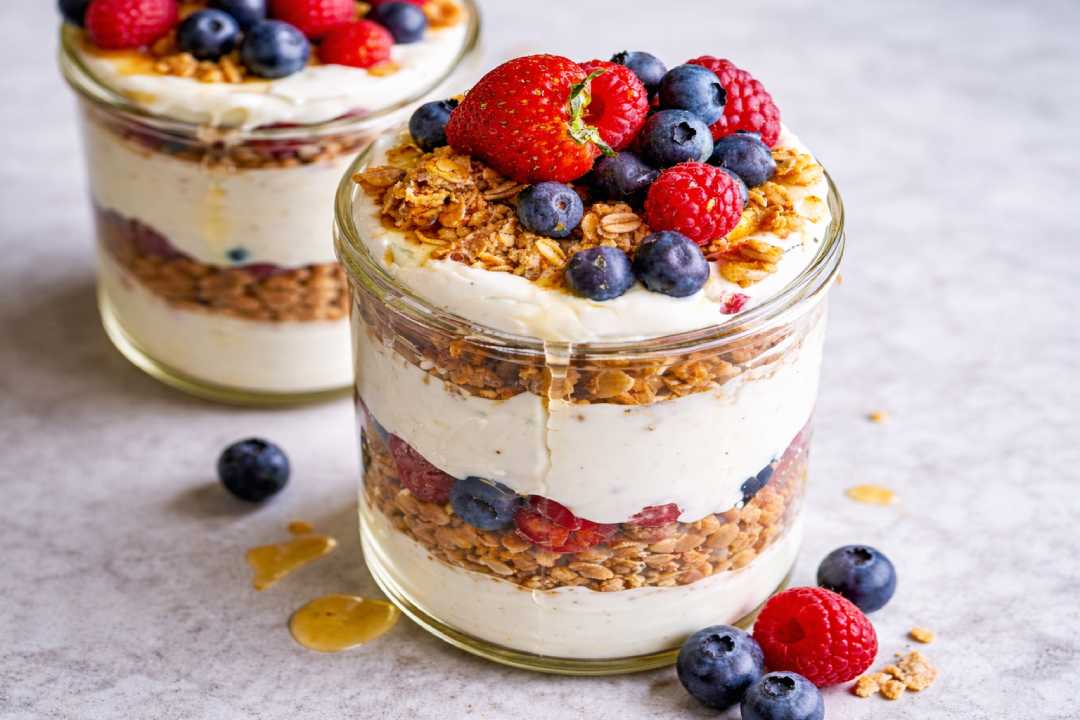 Greek Yogurt Parfait Dessert Cantik, Rendah Kalori, dan Bergizi