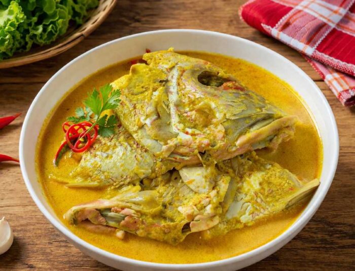Gulai Kepala Ikan Hidangan Khas Sumatra Sajian Kental dengan Santan dan Rempah