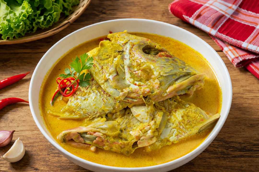 Gulai Kepala Ikan Hidangan Khas Sumatra Sajian Kental dengan Santan dan Rempah