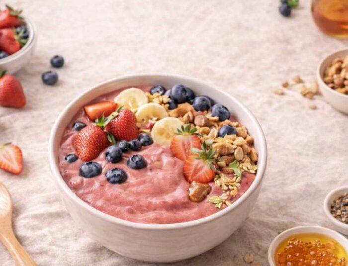 Cemilan Sehat Smoothie Bowl Buah Segar untuk Energi Harian