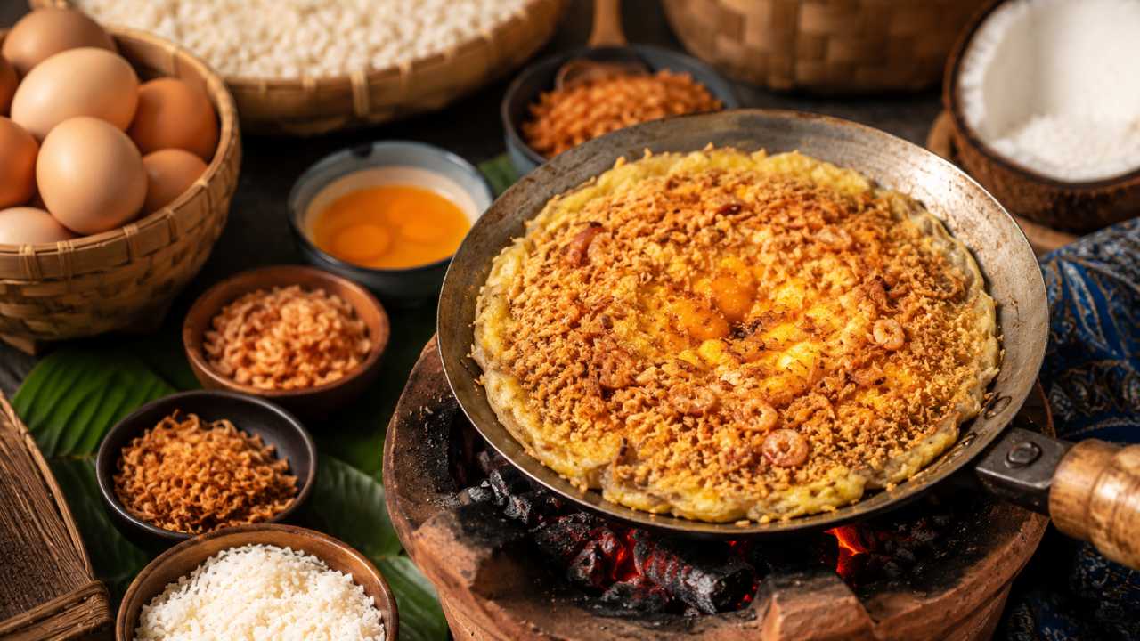 Kerak Telor Makanan Tradisional Betawi Berbahan Telur dan Beras Ketan