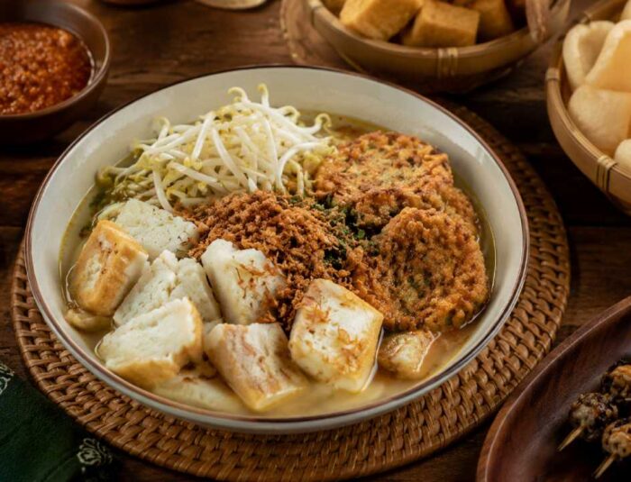 Rahasia Kelezatan Lontong Balap yang Membuat Banyak Orang Ketagihan