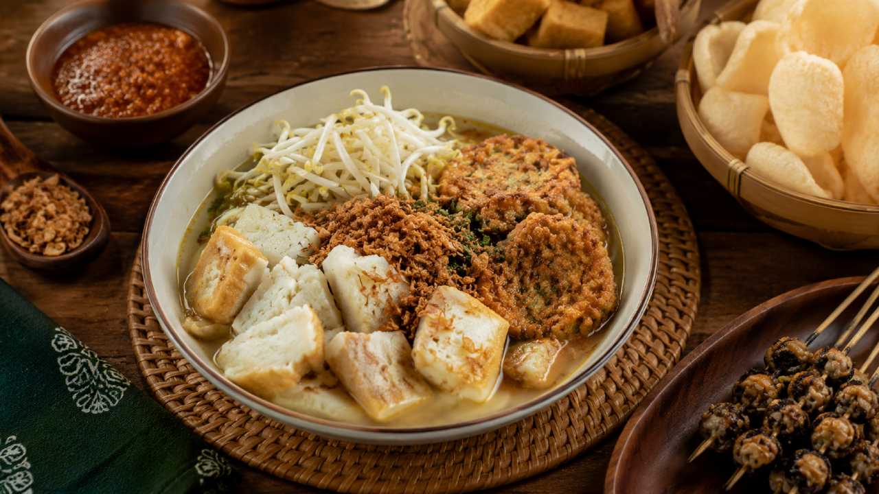 Rahasia Kelezatan Lontong Balap yang Membuat Banyak Orang Ketagihan