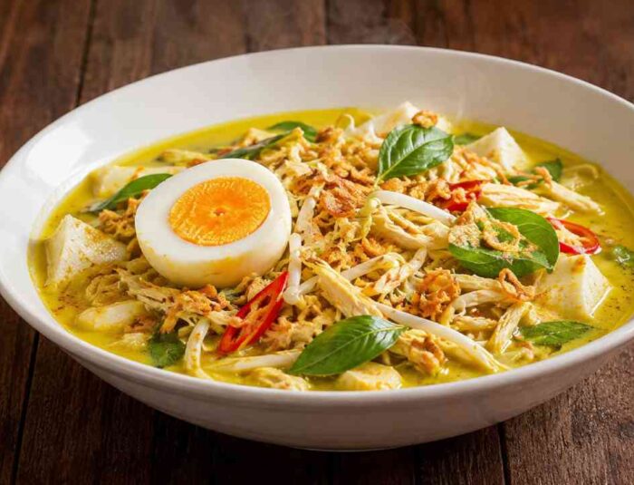 Menikmati Laksa Betawi dengan Kuah Santan Kaya Rempah