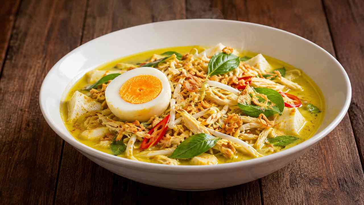 Menikmati Laksa Betawi dengan Kuah Santan Kaya Rempah
