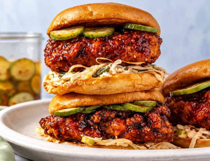 Burger Ayam Korea Hadirkan Sensasi Renyah dan Pedas di Setiap Gigitan