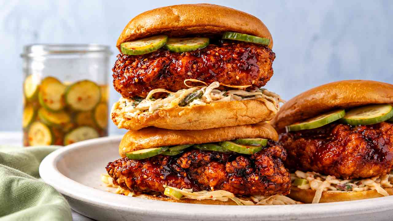 Burger Ayam Korea Hadirkan Sensasi Renyah dan Pedas di Setiap Gigitan